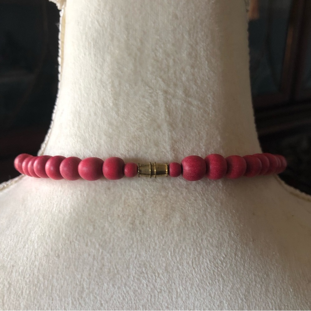 Vintage deep fuchsia wood bead necklace - Picture 7 of 9